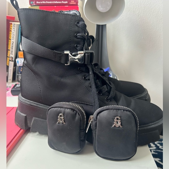 Steve Madden boots with detachable side pouch. Size 9.5 women’s/11.5 mens. - Picture 4 of 4